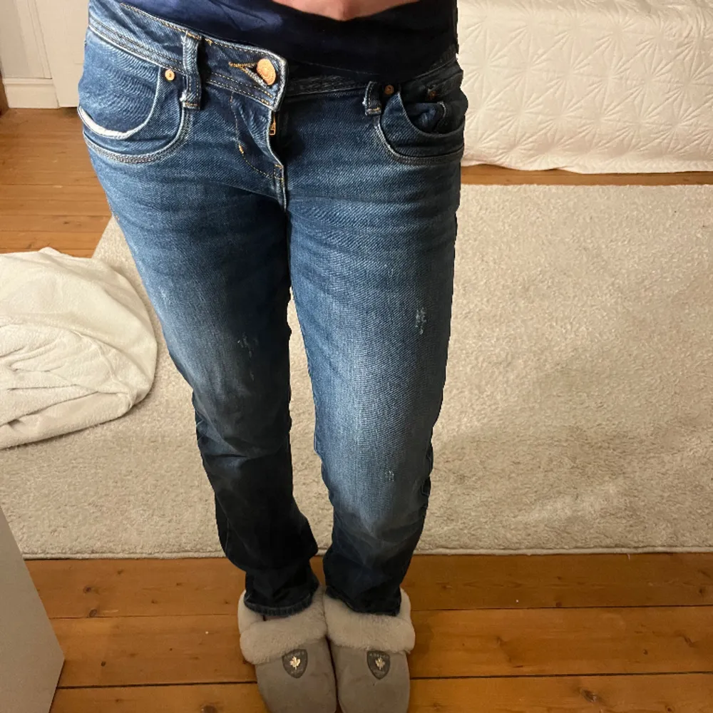 populära och eftertraktade ltb jeans i valerie, perfekt skick, passar på mig som är 167🤍. Jeans & Byxor.