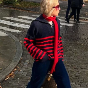 Stickad tröja med zip - Jättefin stickad tröja från Zara i storlek L. Använd endast en gång och är i mycket bra skick!❤️💙 Skriv vid förslag av pris