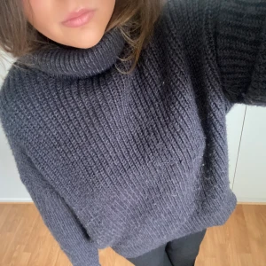 Stickad tröja med polo - Jättefin stickad tröja med polo från H&M i storlek L! Är i mycket bra skick💗