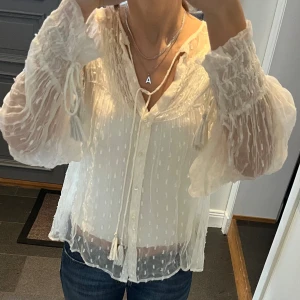 Vit blus från Mango - Vit genomskinlig blus i fint skick. Storlek S. Använd gärna köp nu!