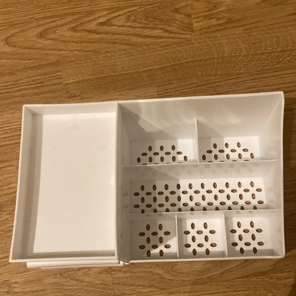 Jag säljer en vit låda där man kan ha grejer i. Det finns även två lådor. Lådorna är ganska stora. Man får plats med ganska mycket i de. Lådan är köpt på IKEA. . Accessoarer.