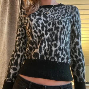 Leopard tröja - As snygg stickad tröja i leopard mönster som är så trendigt just nu!! Storleken är ”petite s” så typ som xs/s, jag (på bilden) kan ha xs - m men brukar oftast ha s.