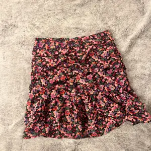 Säljer denna helt otroliga kjolen från Loavies, så fin till våren/sommaren! Tyvärr för liten för mig så endast testad ❣️ Strl XS, säljer för 150:-