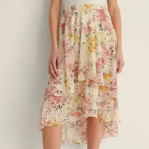 ‼️hjälper min mamma sälja denna kjol‼️ super fin blommig kjol från NA-KD🌺 perfekt till exempelvis midsommar😇 bra skick 🥰storlek 38 men den har en resor så passar nog upp mot 40/42. köpt för 429kr så väldigt bra pris⭐️bilden är lånad! Kontakta för fler⭐️⭐️