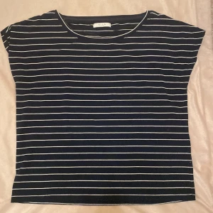 Randig t-shirt - ‼️hjälper min mamma att sälja‼️ säljer denna randiga t-shirt från VILA. Går utmärkt att ha till vardags eller klä upp, funkar även fint att bara dra över påväg från stranden i sommar🥰🌺⭐️ lite nopprig men använder nopp maskin innan jag skickar🥰 