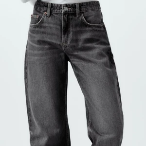 Jeans zara - Jätte fina populära jeans från zara, tog dessvärre än storlek som var lite för liten för mig så de kommer inte till användning. Full lenght! Ordinarie och inköpta för 399