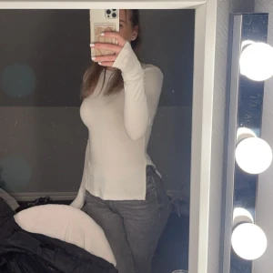 Vit tröja  - Vit tröja, använd 2 gånger jätteskön och verkligen jätte mjuk!😍😍 storlek s 130kr!