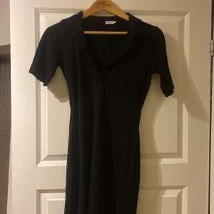 Svart klänning Filippa K - En svart klänning från Filippa K stl S. Passar stl xs-s. Korta ärmar och knäppning fram Fint skick 