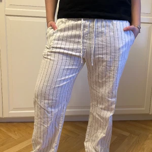 Vita linnebyxor - Linnebyxor från madlady strlk M/ regular Använda enstaka gången, nyskick Köpta för 600