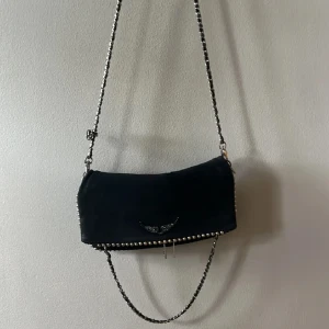 Jätte fin Zadig väska  - Säljer denna as snygga Zadig väska, rättså använd men fof bra skick, perfekt till allt o får plats me de nödvändigaste 