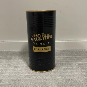 Jean Paul Gaultier Le Male Le Parfum - Ca 80 ml kvar (parfymen inuti har nått fjärde linjen uppifrån), jätte bra skick, vill bara få bort den så priset kan diskuteras.