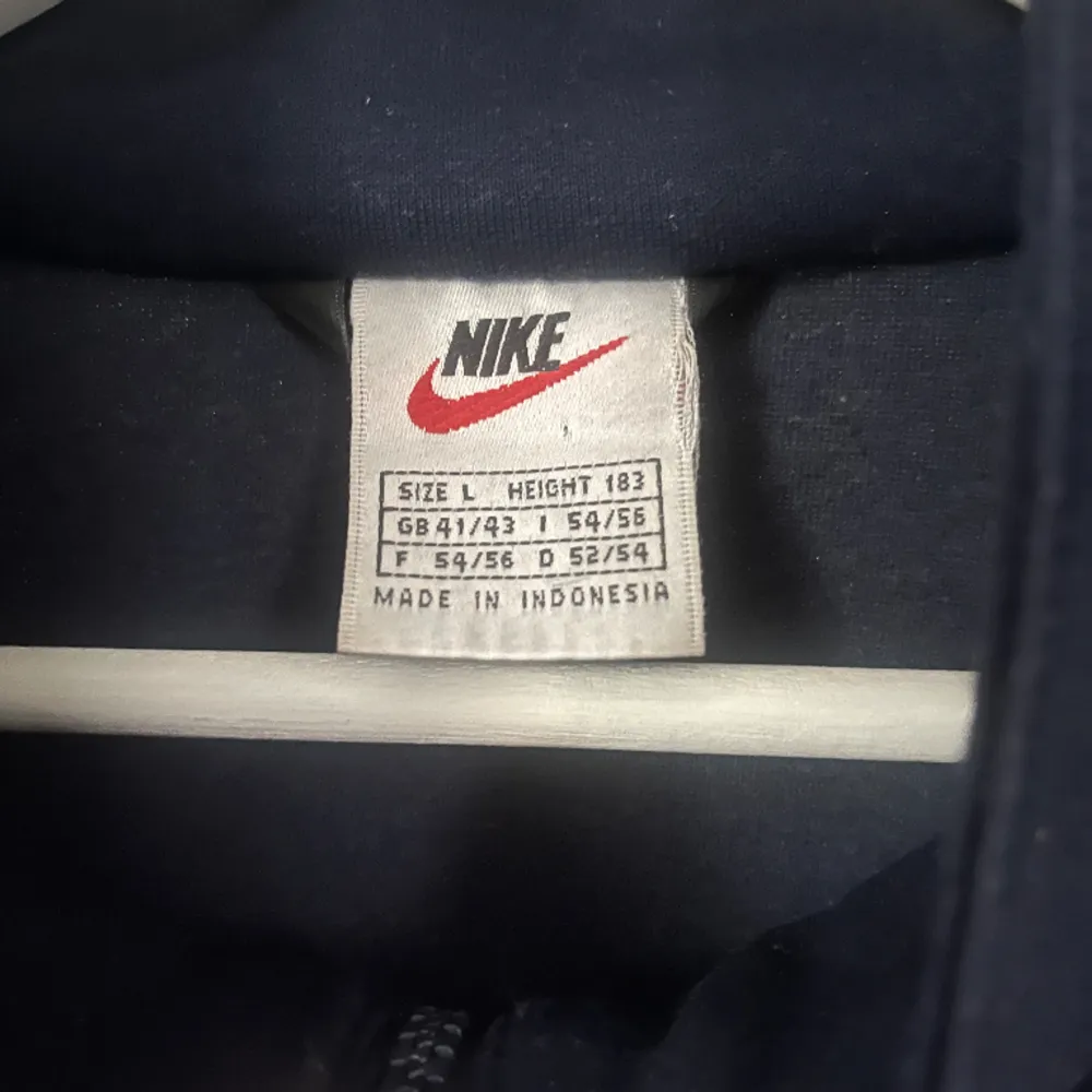 Snygg Nike tröja i super skick, strl L, kommer tyvärr inte till användning här längre därav säljer jag🥰. Hoodies.