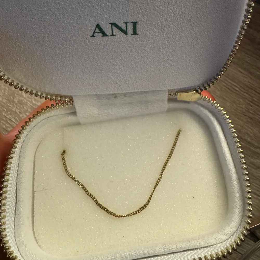 Thin chain necklace gold 60 cm från ANI. Aldrig använt, nypris 650kr. Hör av dig vid frågor☺️. Accessoarer.