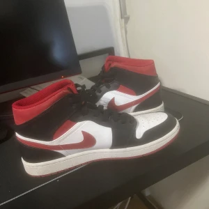 Jordan 1 mid - Använda få gånger, helt fräscha st 42/5-43