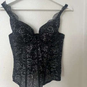 Glittrig korsett - Säljer denna fina glittriga korsetten från Cubus. Svart med silvrigt glitter. Storlek 75B, skulle säga S/M ungefär. Endast använd 1 gång så fint skick. Passar perfekt på fest! 