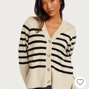 Randig kofta - Säljer denna randiga koftan från Nelly i storlek S, använd 1 gång!