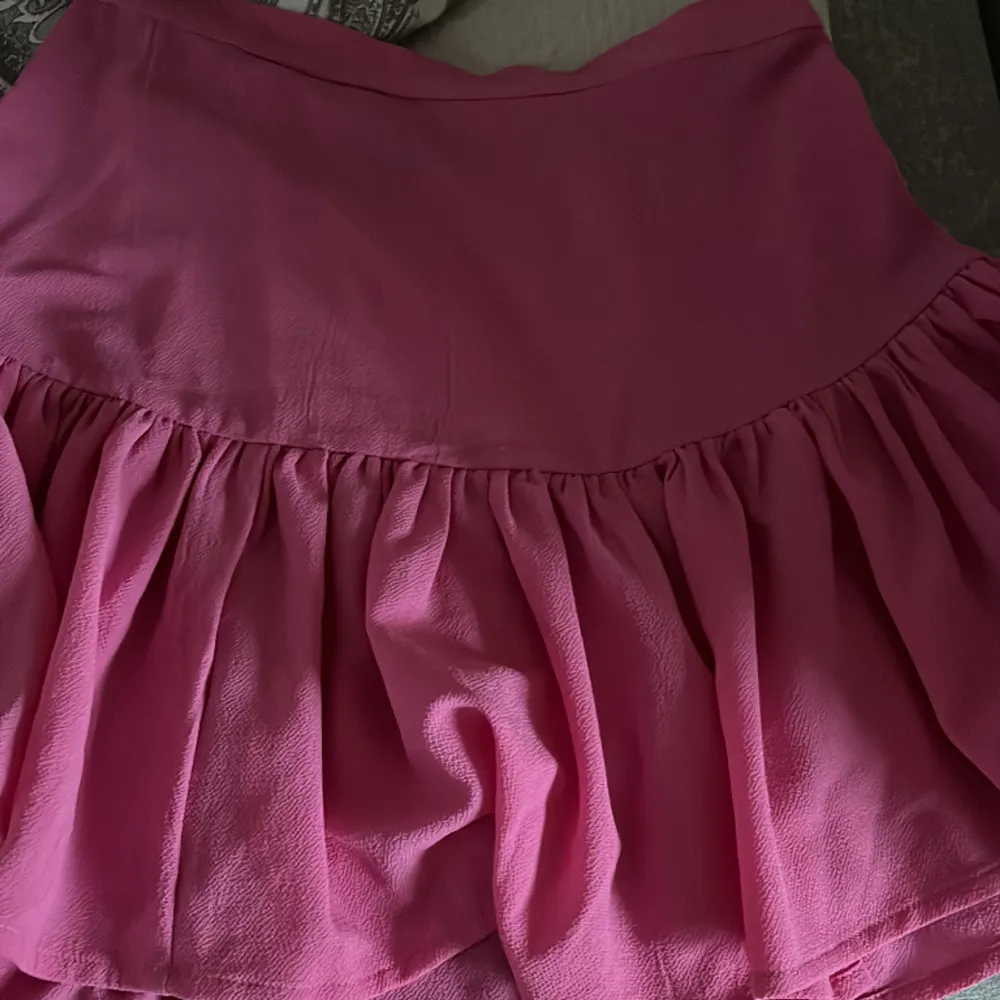 Hej! Jag säljer denna rosa volang kjolen från gina använd 1-2 gånger! Säljer för 60kr + frakt . Kjolar.