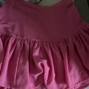 Hej! Jag säljer denna rosa volang kjolen från gina använd 1-2 gånger! Säljer för 60kr + frakt 
