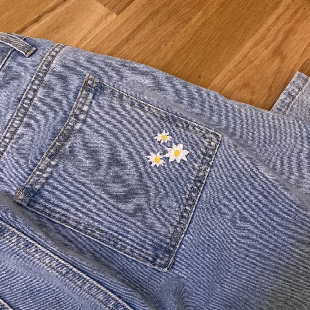 Säljer dessa jeansen då de inte används längre. Har små blommor båda fram och bak, och de är i fint skick❤️ priser kan diskuteras och hör av er vid frågor mm❤️. Jeans & Byxor.