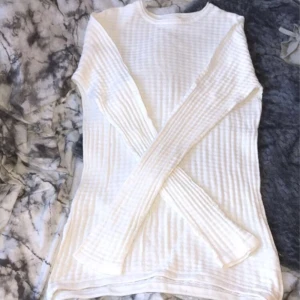 Lång tun tröja  - En vit lång tun tröja, går att vika upp om man inte vill ha den så lång, jätte fin å ha till t.e.x ett par svarat jeans☺️