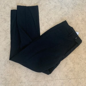 Kostymbyxor  - Svarta kostymbyxor, hyfsat straight fit