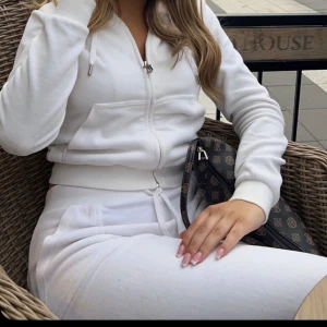 Juicy coutore set - Säljer nu mitt vita juicy set då det inte längre kommer till användning av mig tyvärr. 1200 + frakt. 