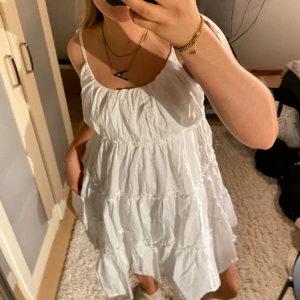 Vit klänning  - Supersöt klänning perfekt till sommaren/studenten🫧🤍 aldrig använd, kommer i original förpackning 