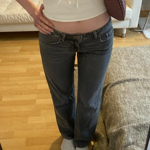Weekday Arrow jeans - Så fina serie jeans från weekday i en grå färg! De är i stl w28 l32 och passar mig i längden som är 170, skulle säga att de passar nån som är 165-170! Frakt tillkommer 