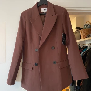 Brun kavaj - 🤎Brun kavaj från NAKD 🤎 Nypris tror jag låg på 900-1000kr Storlek 34 Superfint ”rejält” material  Aldrig använd  Lappen kvar 