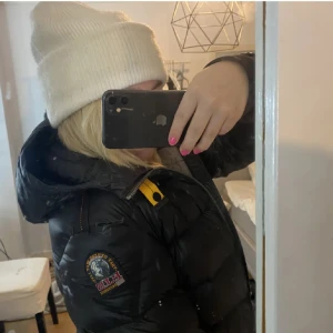 Parajumper jacka - Säljer min jacka som jag bara använt tre gånger då den var för liten för mig och jag brukar ha storlek S. Köptes här på plick(lånade bilder). Nypris:3100kr. Finns inga skador alls på den, är äkta och köpt på kidsbrandstore. Hör av er för fler bilder💕