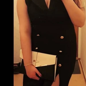 Midi Festklänning - Jag säljer min festklänning som är använd två gånger. Den är i bra skick och har storlek M och av polyester