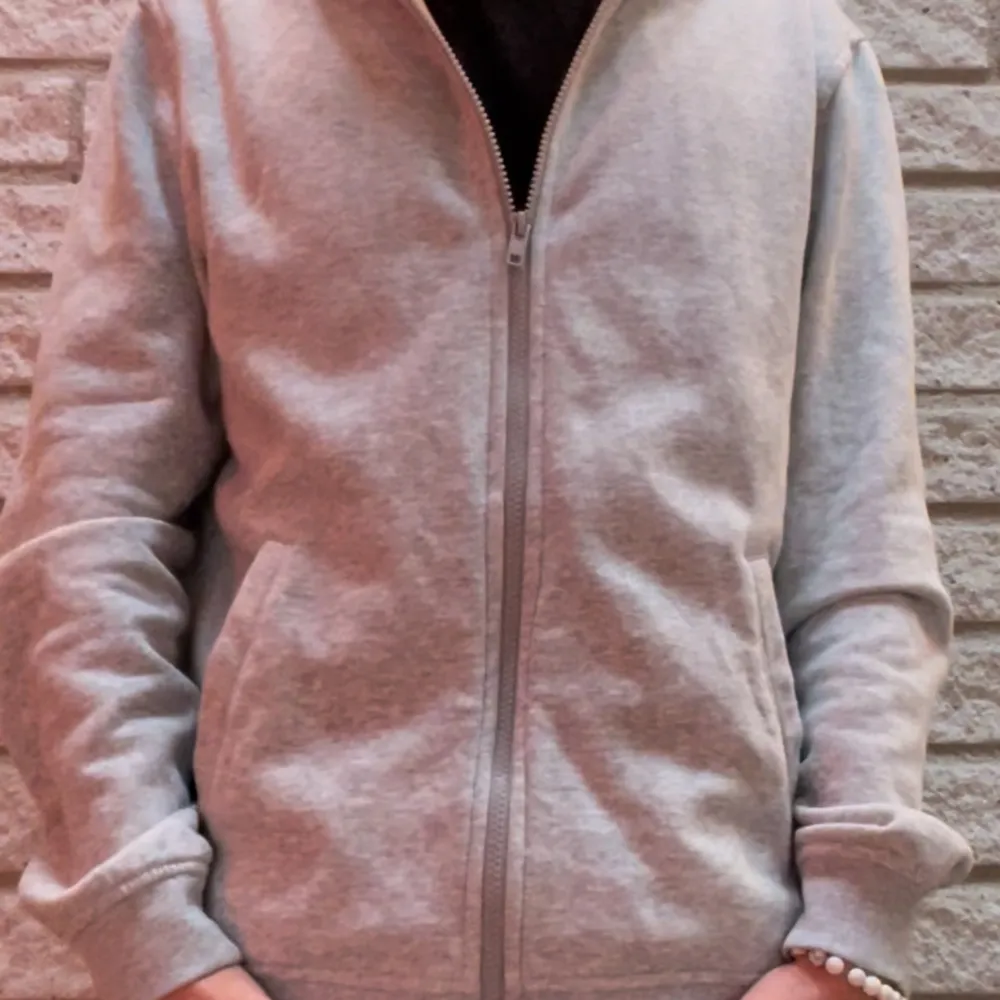 En skön grå zip hoodie i storlek s men passar även M. Väll andvänd och har inga defekter skick 10/10. Köpt för 400 säljer för 150. Pris kan diskuteras vid snabb affär och hör av dig vid minsta lilla fundering . Hoodies.