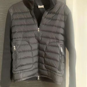 Moncler Cardigan - Tjenare! Har en fet Moncler Cardigan. Tveka inte ifall ni har några byten. Vill helst ha byten men kan ta cash oxå