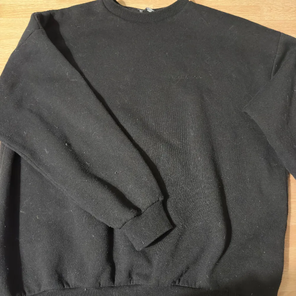 Vanlig svart sweatshirt från Boohoo, använd ett fåtal gånger. Bra kvalite och skönt tyg. Oversized. Hoodies.