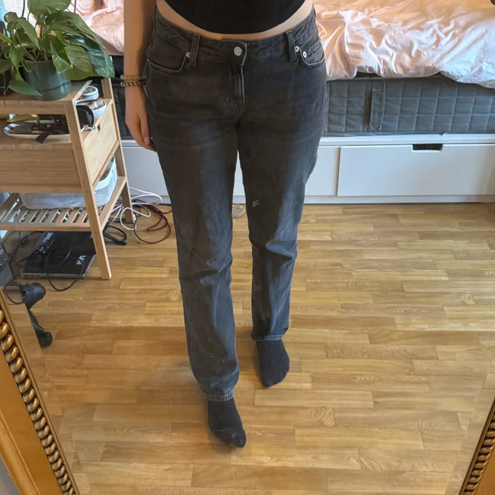 Mörkgråa raka jeans köpta på Ullared. Skulle säga att de sitter midwaist. Storlek 40 men passar mig som brukar ha 38. ANVÄND GÄRNA KÖP NU!🩷. Jeans & Byxor.