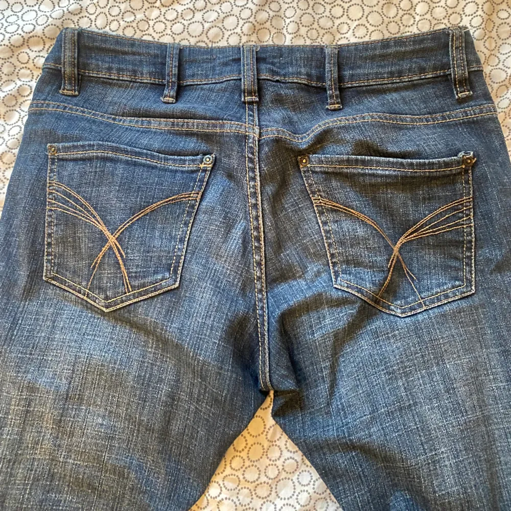 Säljer dessa as snygga lågmidjade jeans med bootcut och tryck där bak då jag längre inte använder den lika mke!  Den är som ny, inga defekter.  Pris kan diskuteras vid snabb affär😊. Jeans & Byxor.