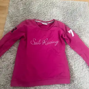Säljer denna fina rosa tröja från Sail racing, jätte fint skick 💕strl L är som M typ