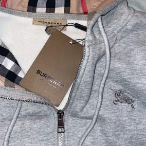 Burberry hoodie med dragkedja  Säljer denna unika Burberry Zip Up hoodien i storlek small. Använd runt 2-3 gånger, inga skador 10/10 skick. Säljer eftersom jag känner att jag vill prova på något nytt och säljer den därför billigt. Vid snabb affär kan
