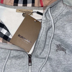 Burberry zip hoodie - Burberry hoodie med dragkedja  Säljer denna unika Burberry Zip Up hoodien i storlek small. Använd runt 2-3 gånger, inga skador 10/10 skick. Säljer eftersom jag känner att jag vill prova på något nytt och säljer den därför billigt. Vid snabb affär kan