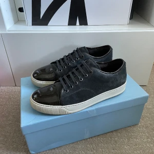 Lanvin skor - Säljer ett par väldigt snygga Lanvins! Skorna är nästan nya! Storlek UK 7! Hör gärna av dig om du har frågor!