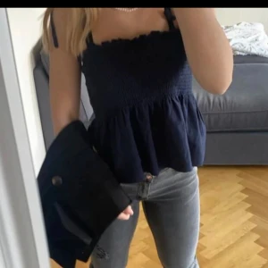 Marinblå topp - Säljer denna jätte fina toppen då den inte kommer till användning mer.passar superbra till sommaren. Den är i bra skick. (Lånad bild)