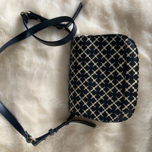 By Malene Birger väska - En jätte fin By Malene Birger väska i fint skick utan några defekter förutom en lite slitning på bandet, det syns ej vid användning men värt att nämna. Inte använd mycket utan allt annat är bra skick. 