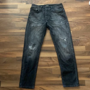 Jeans  jack&jones  - Säljer du dessa asfeta jeans då jag inte har användning av de längre, riktigt trendiga jeans. Köptes helt nya från zalando för 699. Skick 10/10, kan tänka mig att gå ner i pris lite. 