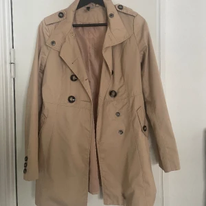 Kappa - Säljer min beige/bruna kappa/trenchcoat från H&M i storlek 36 Fint skick då den inte används många gånger