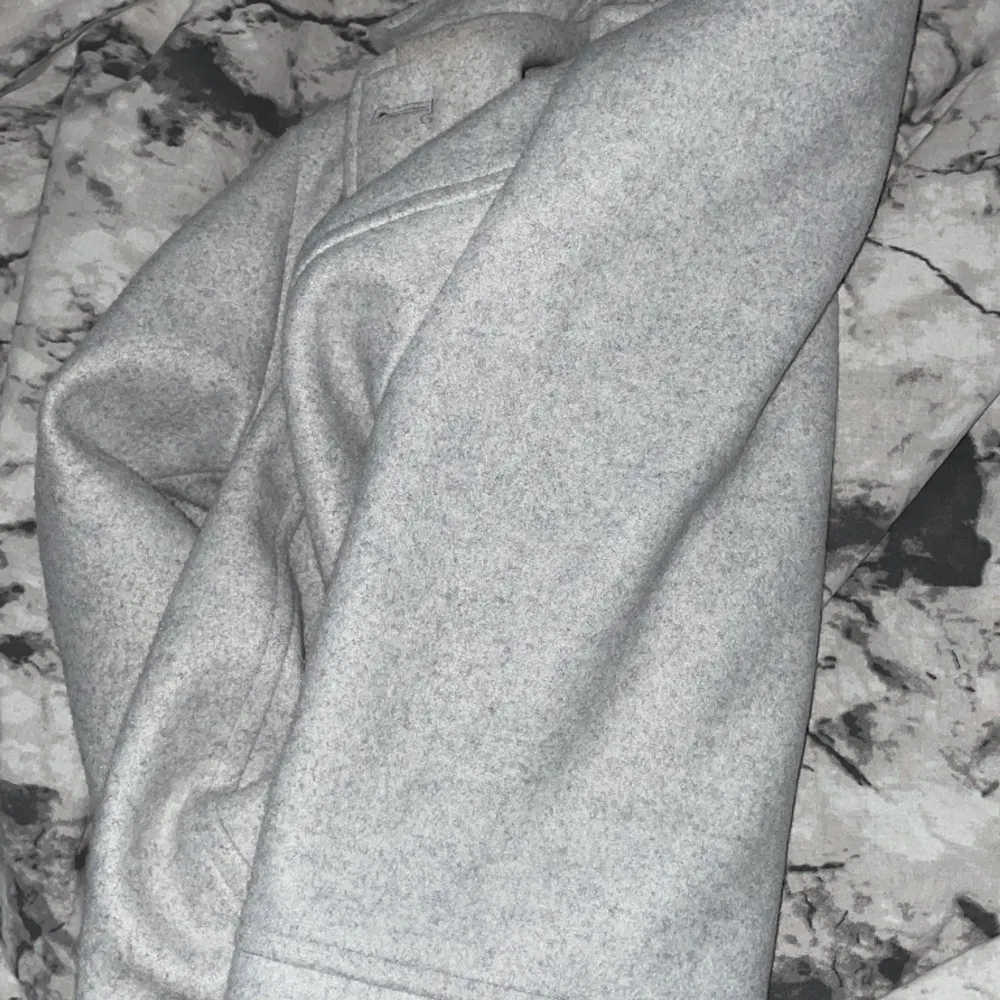 Jag säljer den här kappan för jag har tröttnat på den,använd men hel utan skador i färg grå och storlek xs,märke lager 157 . Jackor.