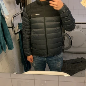 Sail racing jacka - En helt ny sail racing jacka, passade inte min stil så därför jag säljer den. Skick 10/10, skriv vid intresse 