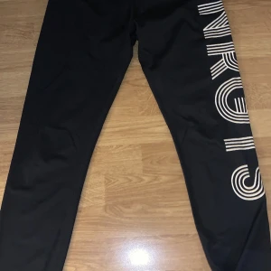Träningstights - Träningstights  Storlek M  Fint skick  Pris Diskuterbart 