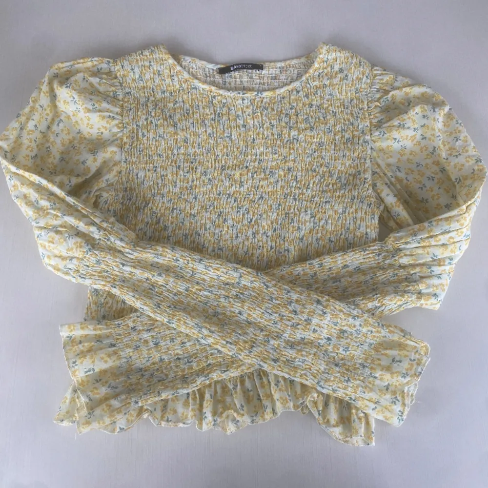 En fin blommig blus frĂ„n Ginatricot, perfekt till sommaren! Aldrig anvĂ€nd. Den Ă€r i storlek L men skulle sĂ€ga att den passar perfekt för mig som brukar ha S/Mđ. Puserot.