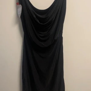 Klänning - Ny klänning Storlek 38  Pris diskuterbart 