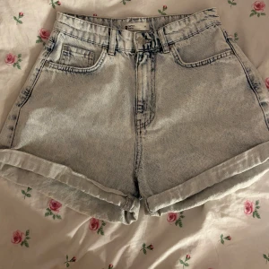 Jeansshorts  - Snygga jeansshorts som används ett fåtal gånger i nyskick! Pris kan diskuteras 